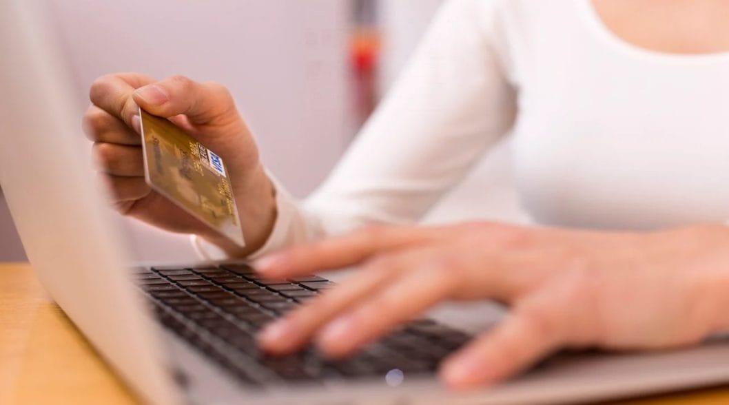 На Дніпропетровщині 41-річна жінка обікрала пенсіонера